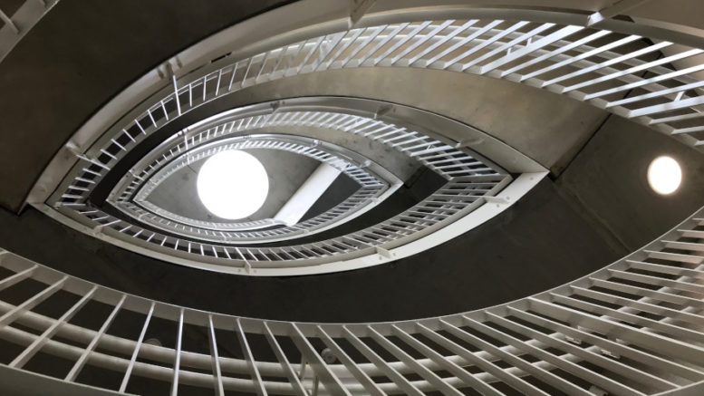 Symbolbild - Foto eines elypsenförmigen Treppenhauses mit rundem Oberlicht