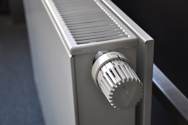 Symbolbild Heizkörper mit Thermostat